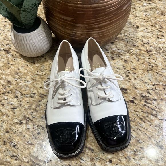 CHANEL Lace-Up Patent Leather White Black Platform Derby Shoes 35 100% Auth. - Picture 3 of 16